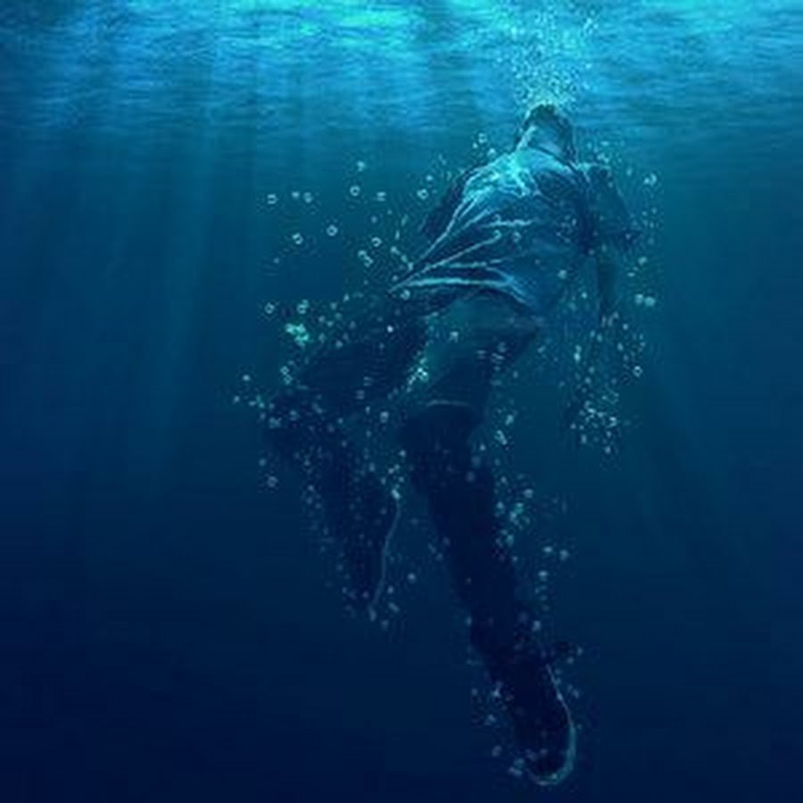 Человек тонет в воде