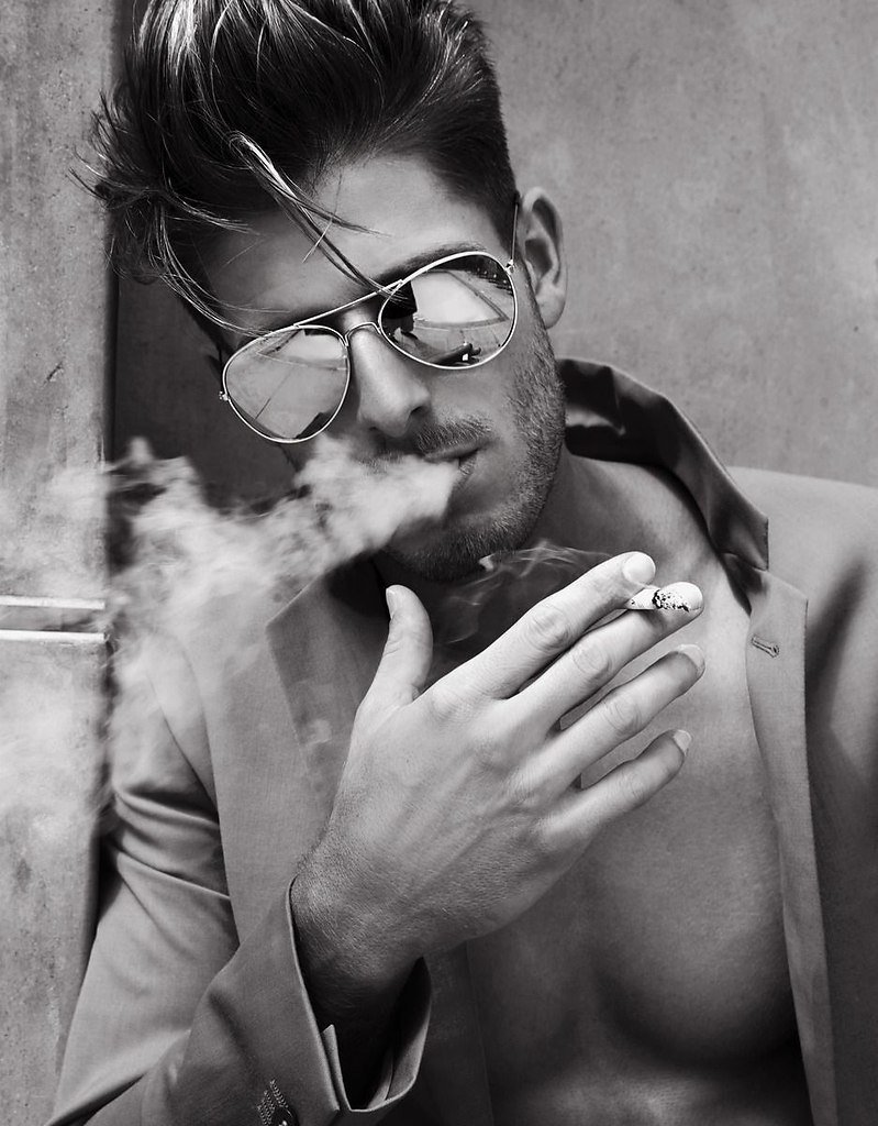 Мужчина с сигаретой