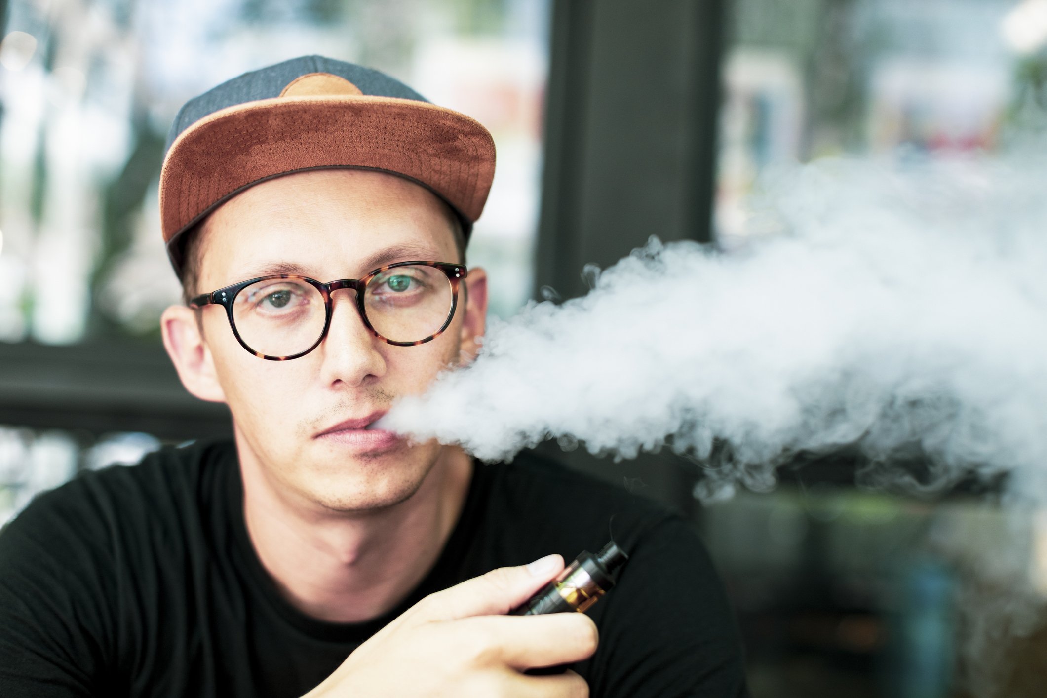 Почему мужчины курят. Мужчина с ВЕЙПОМ. Человек с электронной сигаретой. Парень курит электронную сигарету. Парень с электронной сигаретой.