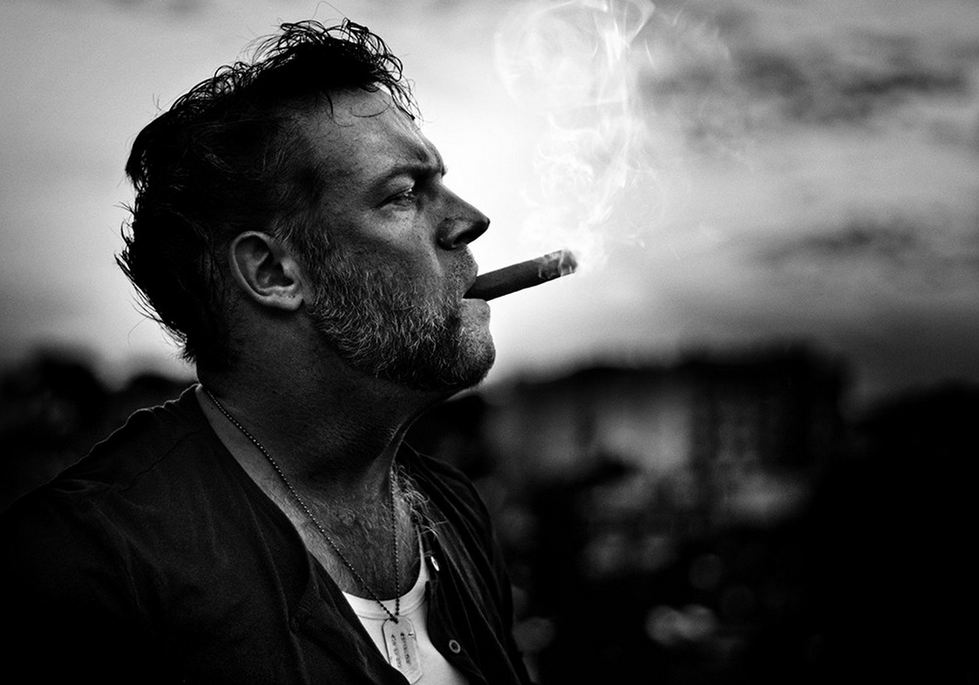 Аватарки курящие. Мужчина с сигарой. Курящий мужчина. Брутальный мужской портрет. Брутальный мужчина с сигаретой.
