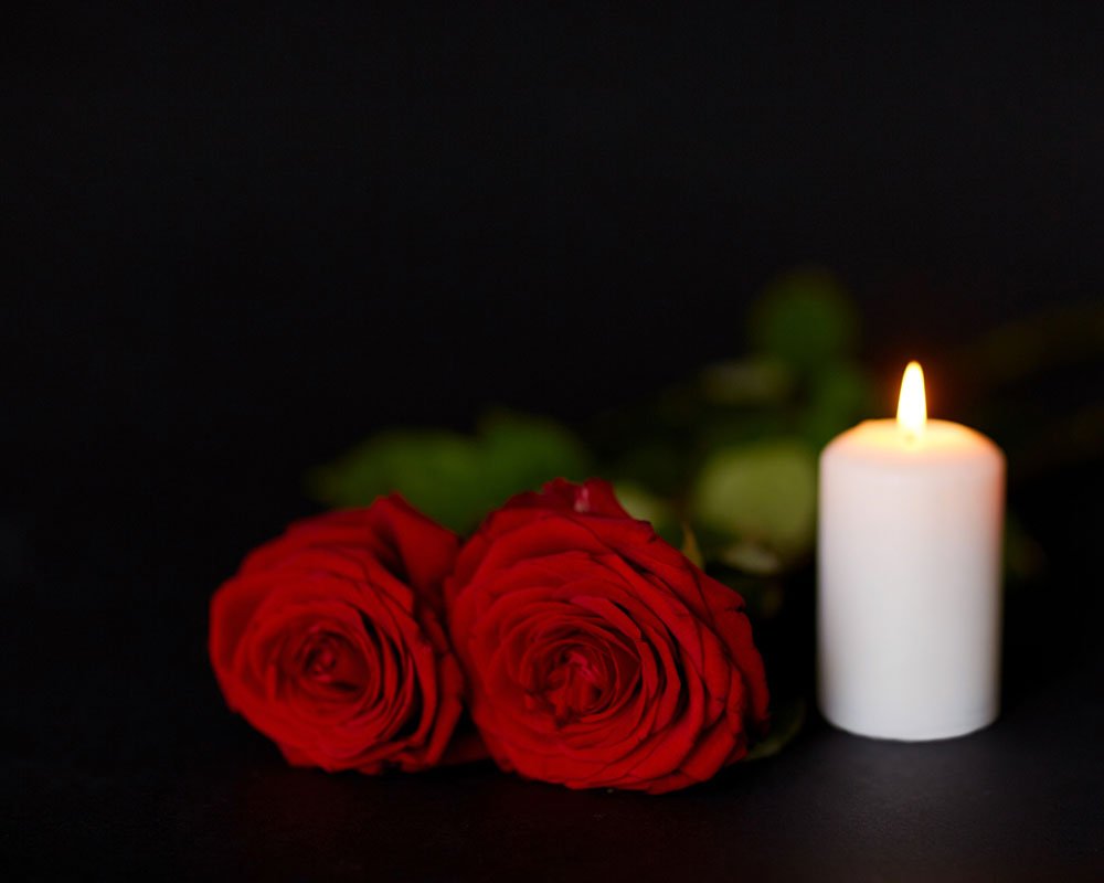 Траурные розы и свечи
