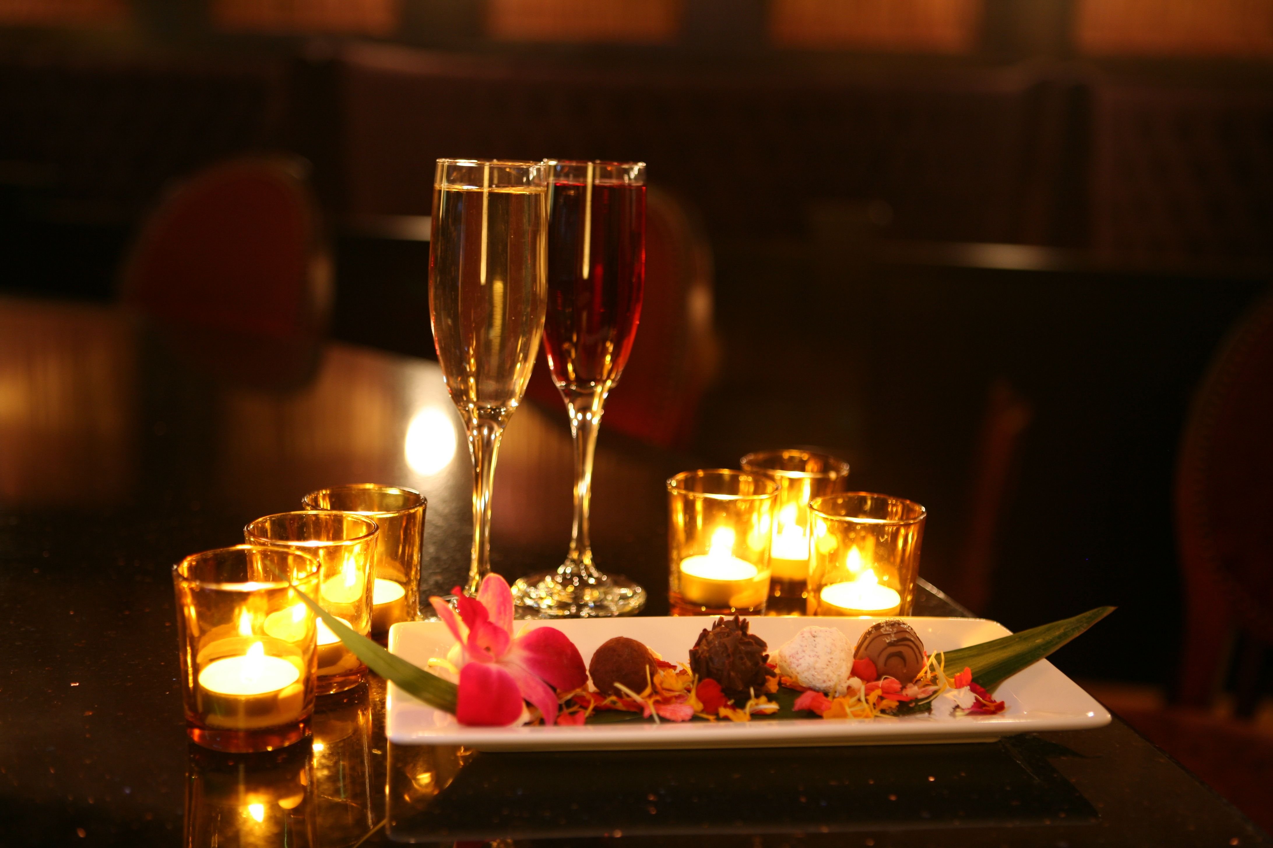 В это самый день вечером. Романтический ужин. Романтический вечер. Романтический ужин при свечах. Стол для романтического ужина.