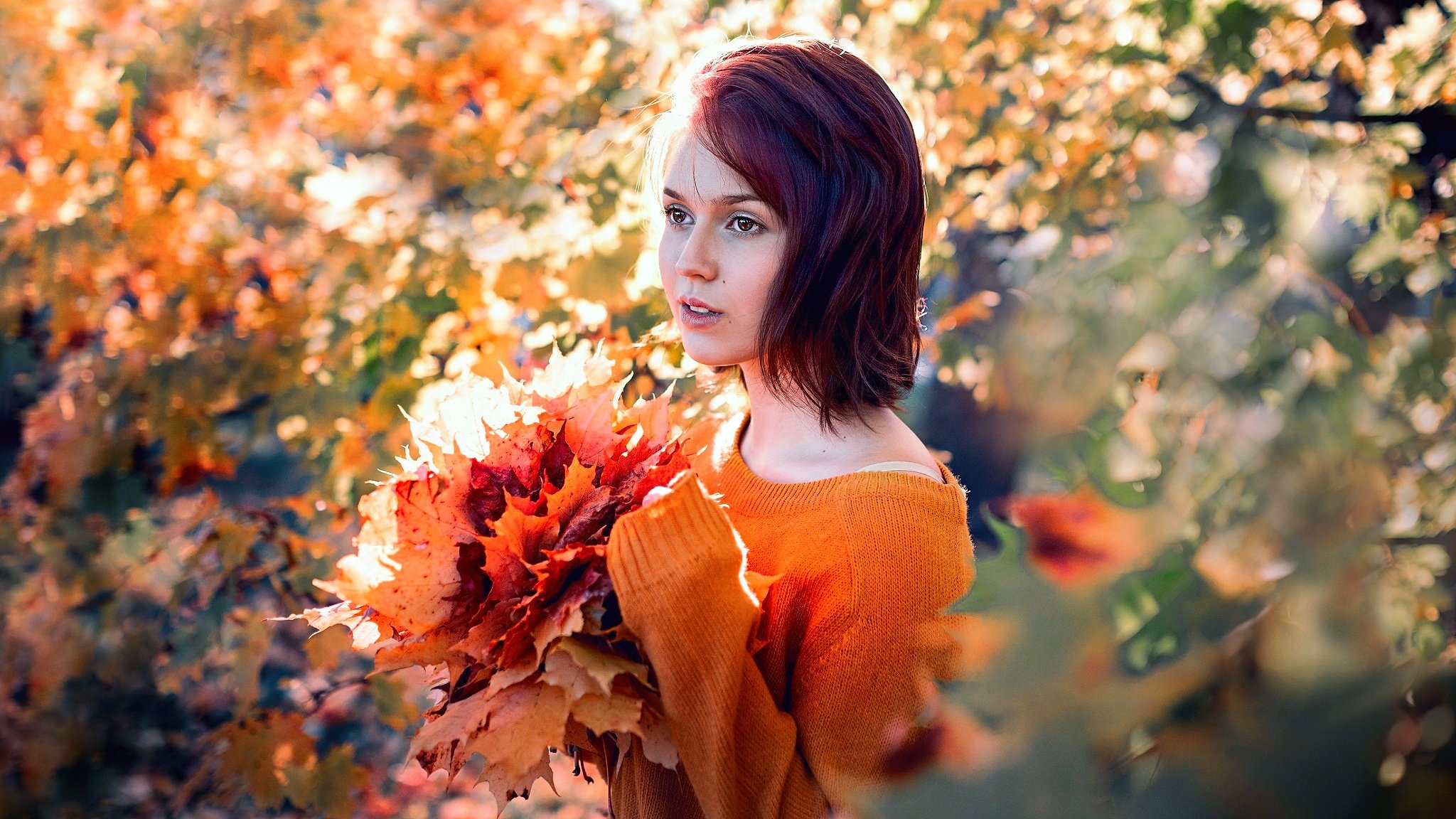 Красивые женщины осень. Женщина осень. Женщина с осенними листьями. Осенний портрет. Красивые осенние девушки.
