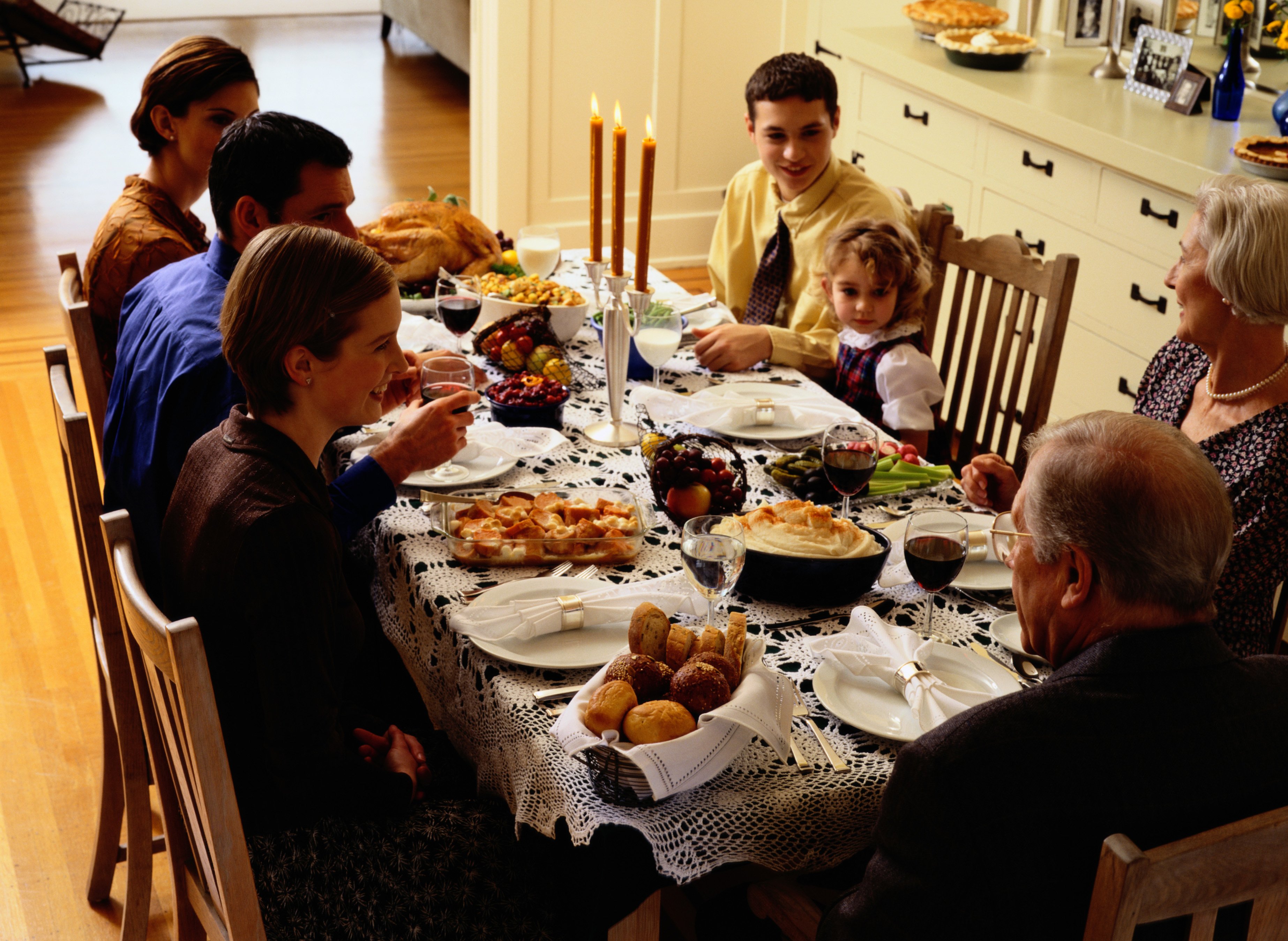 И мальчики приходившие в гости. Семейное застолье. Семья за столом. Семья за праздничным столом. Семейный ужин.