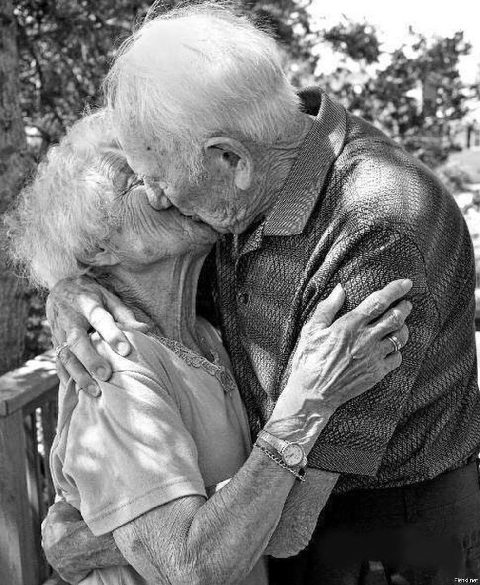 Старики старухами видео. Старики обнимаются. Поцелуй пожилых. Старички обнимаются. Старики любовь.