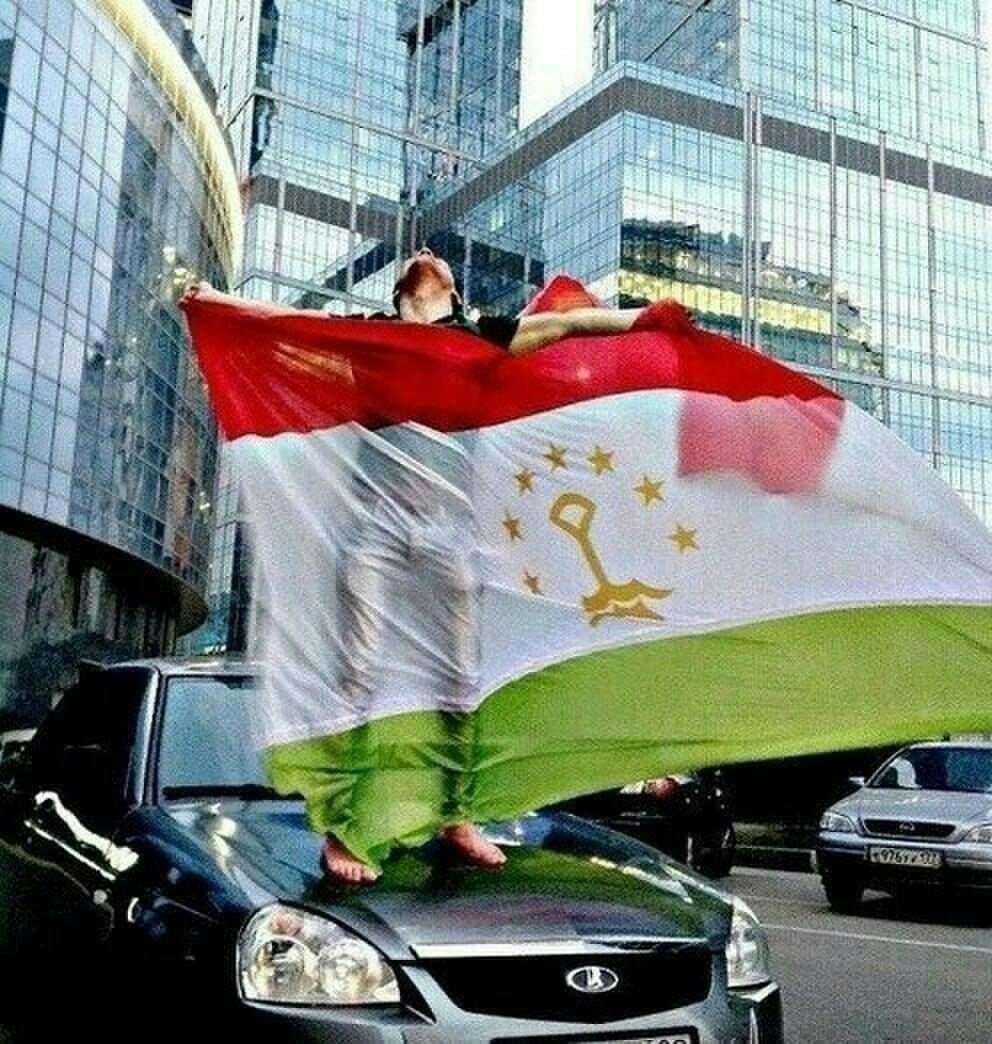 Флаг Таджикистана на машине