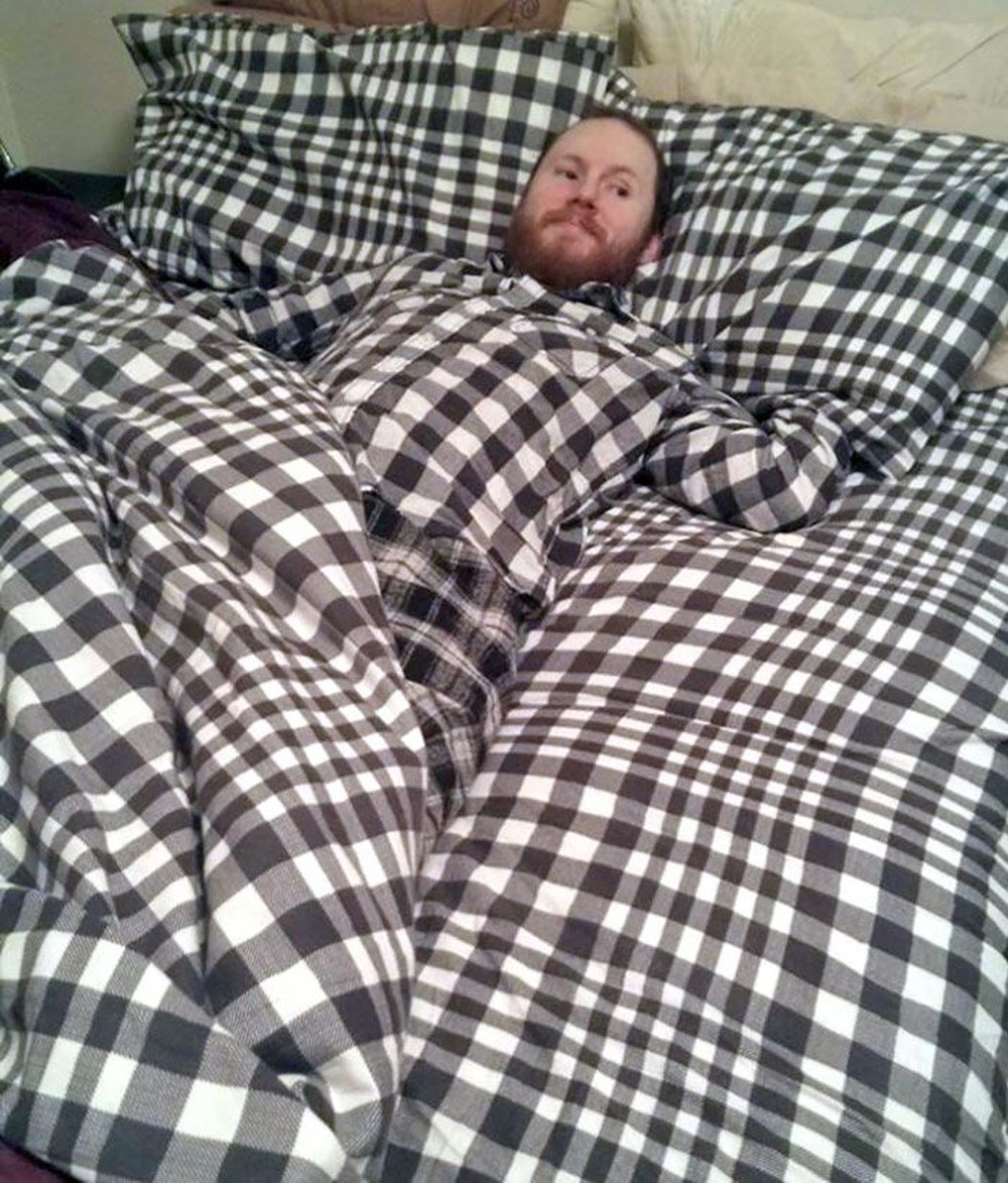 Мужик в пижаме на кровати