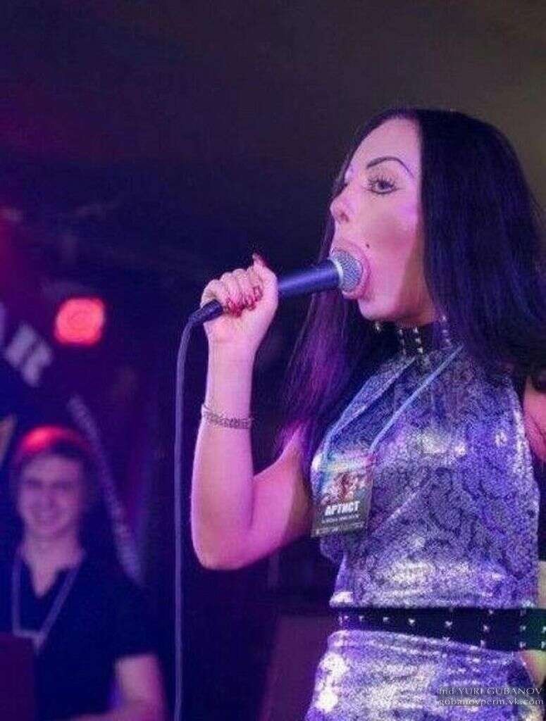 Девушка с микрофоном во рту