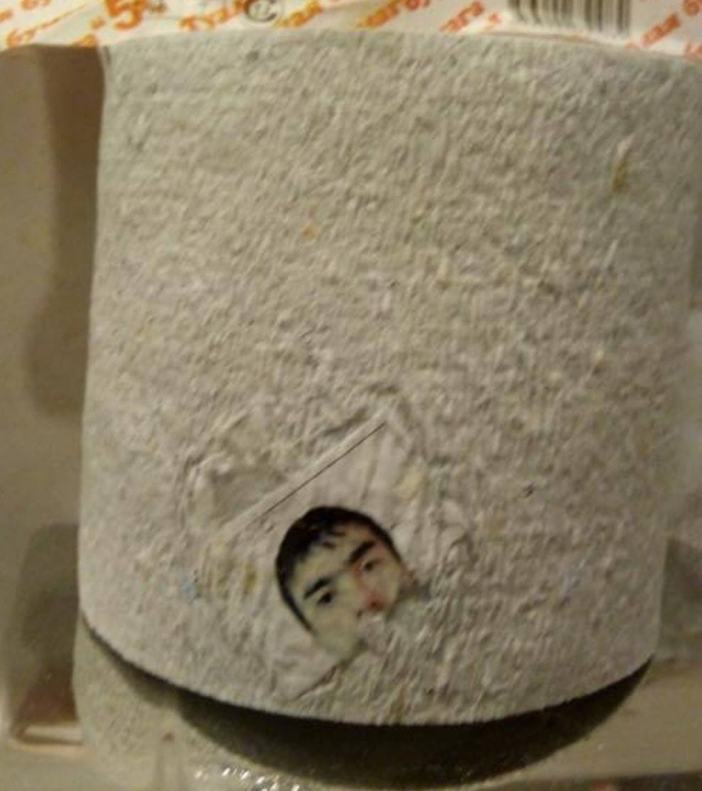 Фотография на туалетной бумаге Мем
