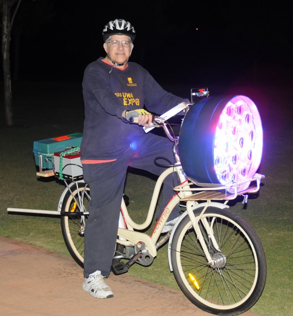 Велосипедист с фонариком