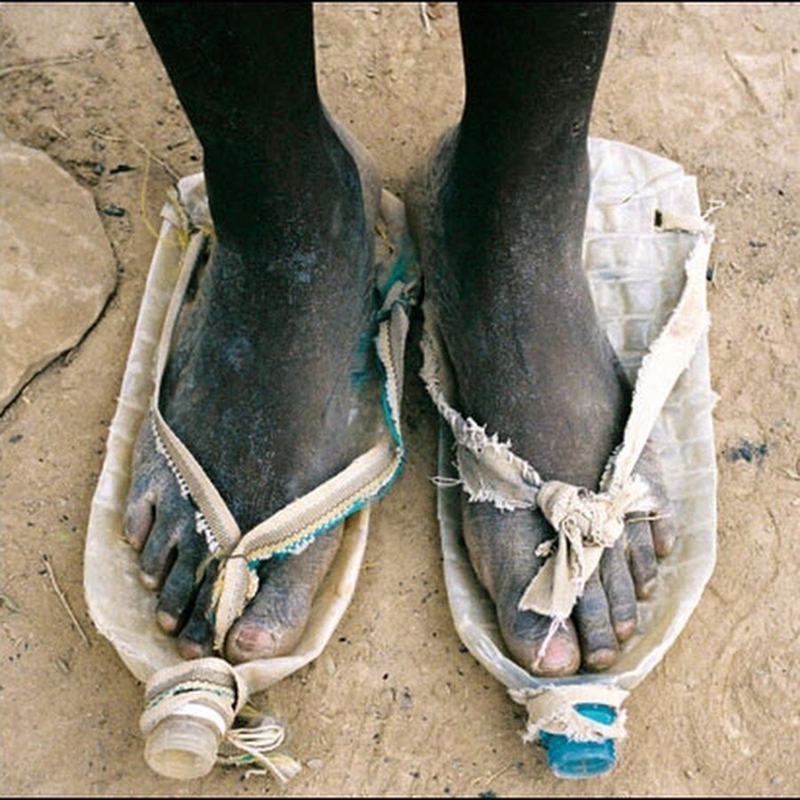 Порванные ботинки