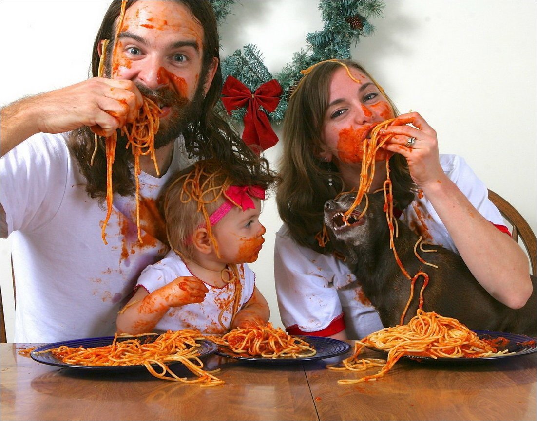 Глупый семь. Семья ест макароны. Прикольные спагетти?. Смешные люди с едой. Спагетти прикол.