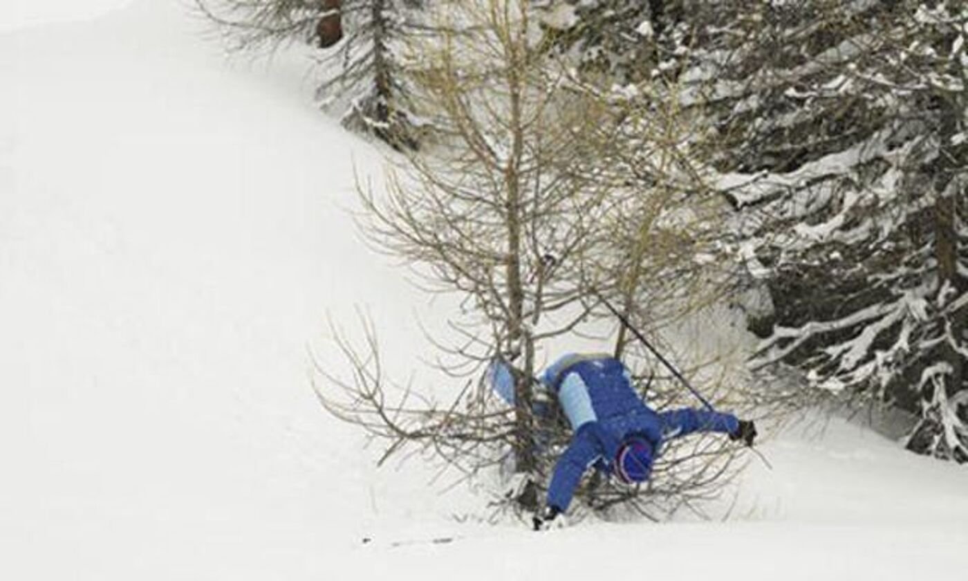 Никитич осторожно выглянул из чащи лыжни. Лыжник врезался в дерево. Падение на лыжах в лесу. Падение на лыжах в горах. Упал на лыжах.