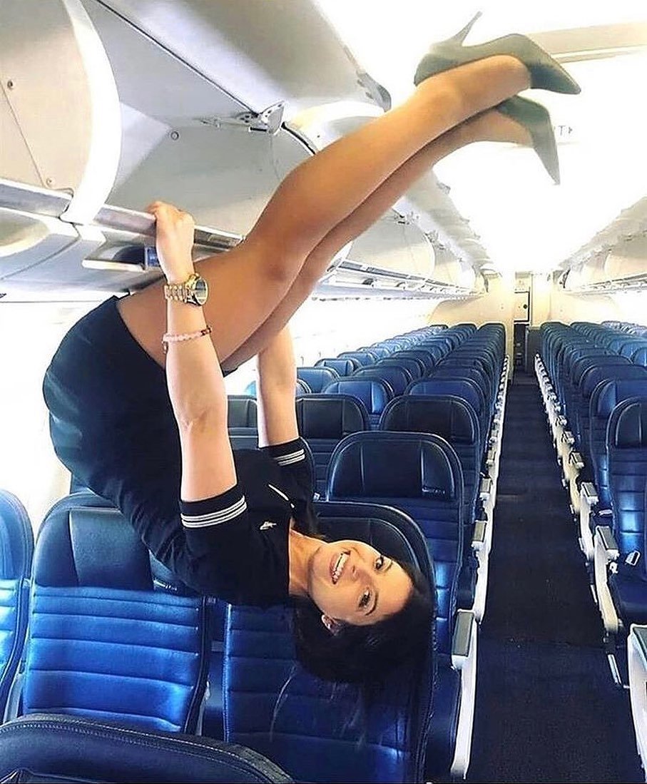 Девушка в самолете