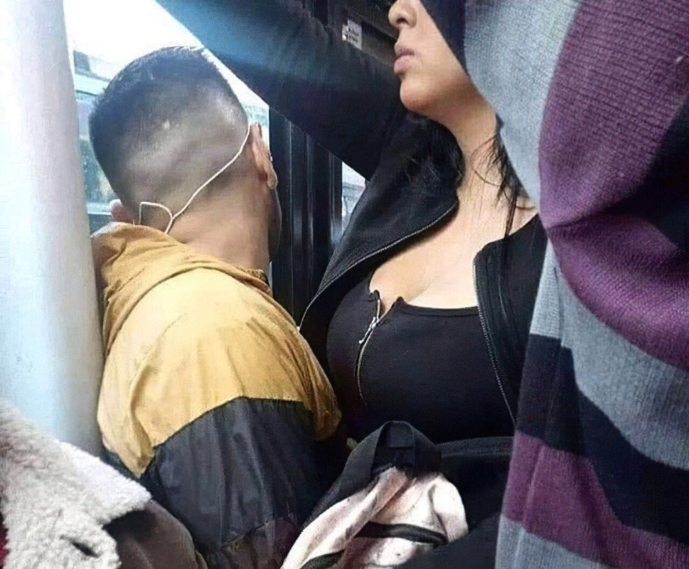 Женская грудь в общественном транспорте