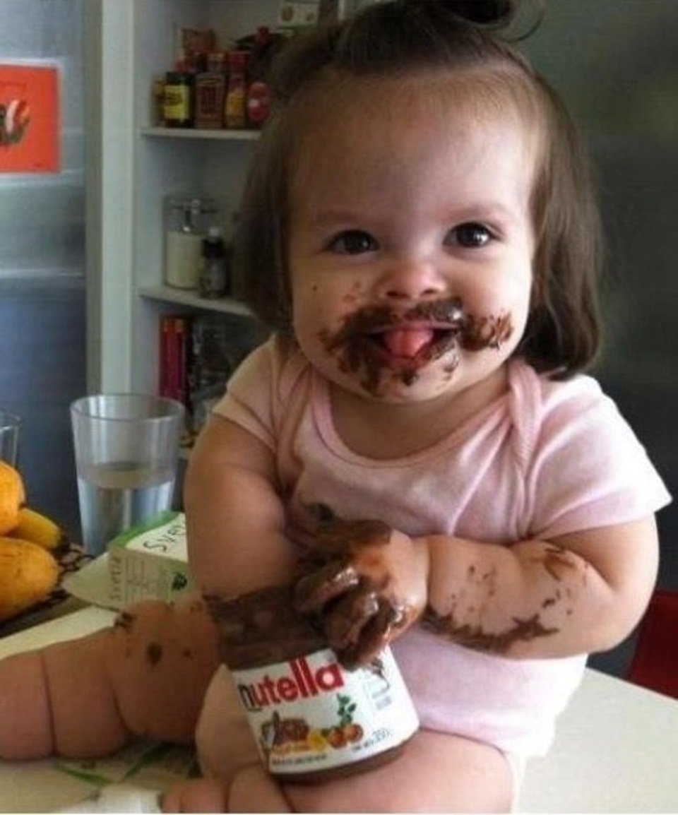 Ребенок испачканный шоколадом