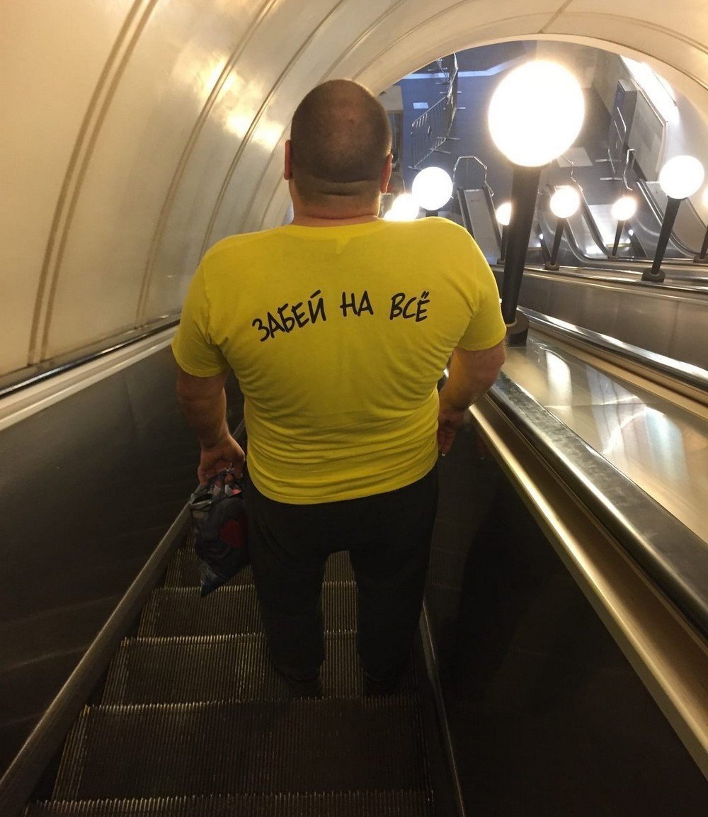 Странно одетые люди в метро