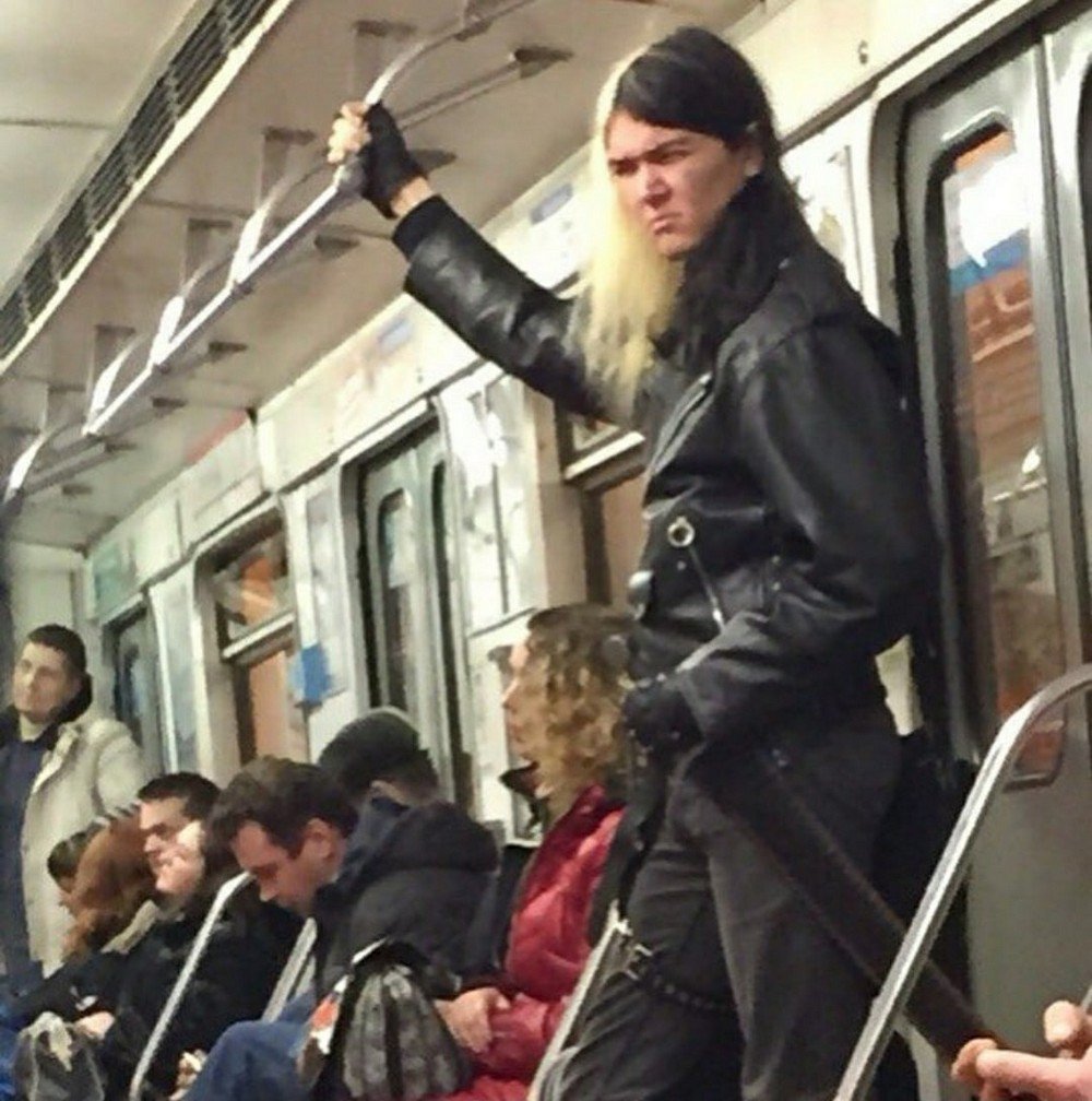Женщина в шубе в метро