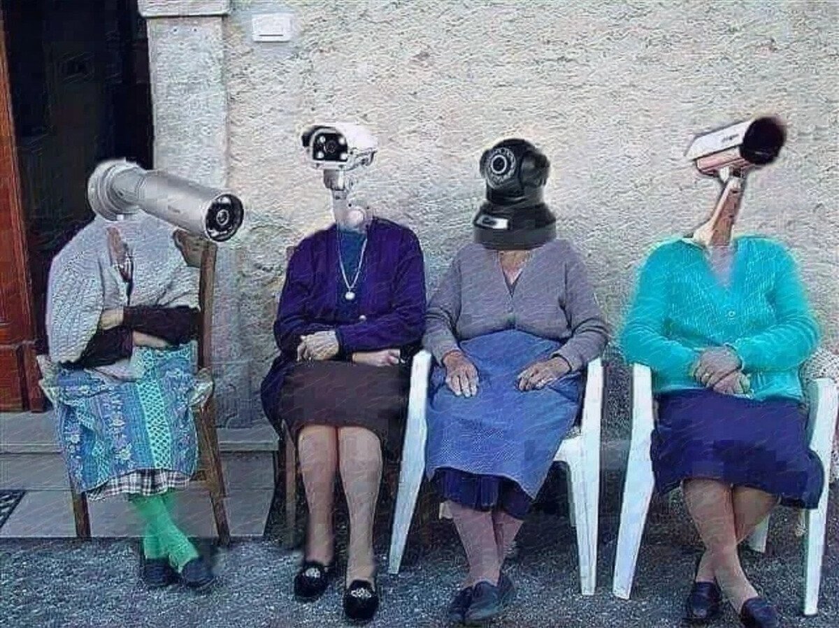 Группа юмор жизни. Прикольные старушки. Три смешных человека. Бабушки на скамейке. Бабки Сплетницы на лавочке.