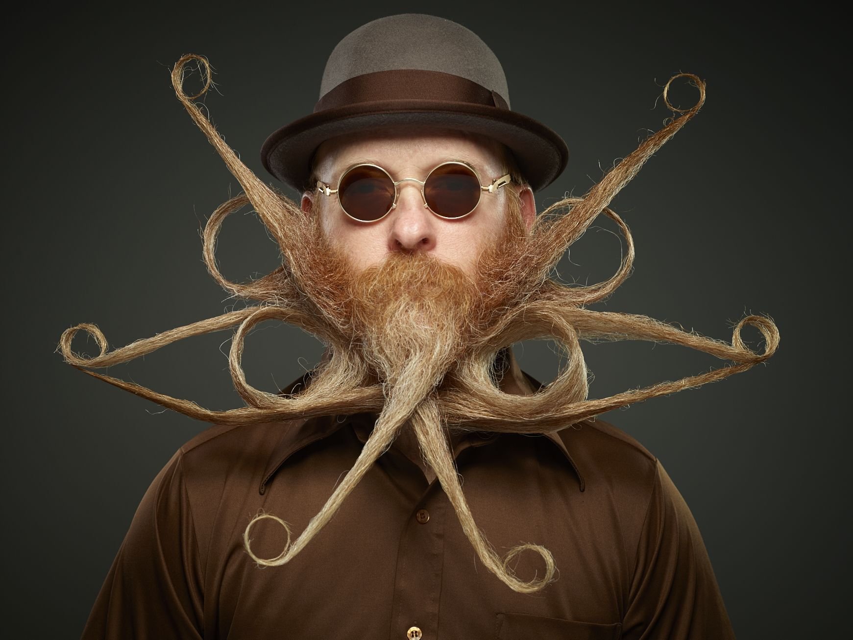 Какой самый странный человек в мире. Грег Безински усы. Необычная борода. Смешная борода. Странные бороды.