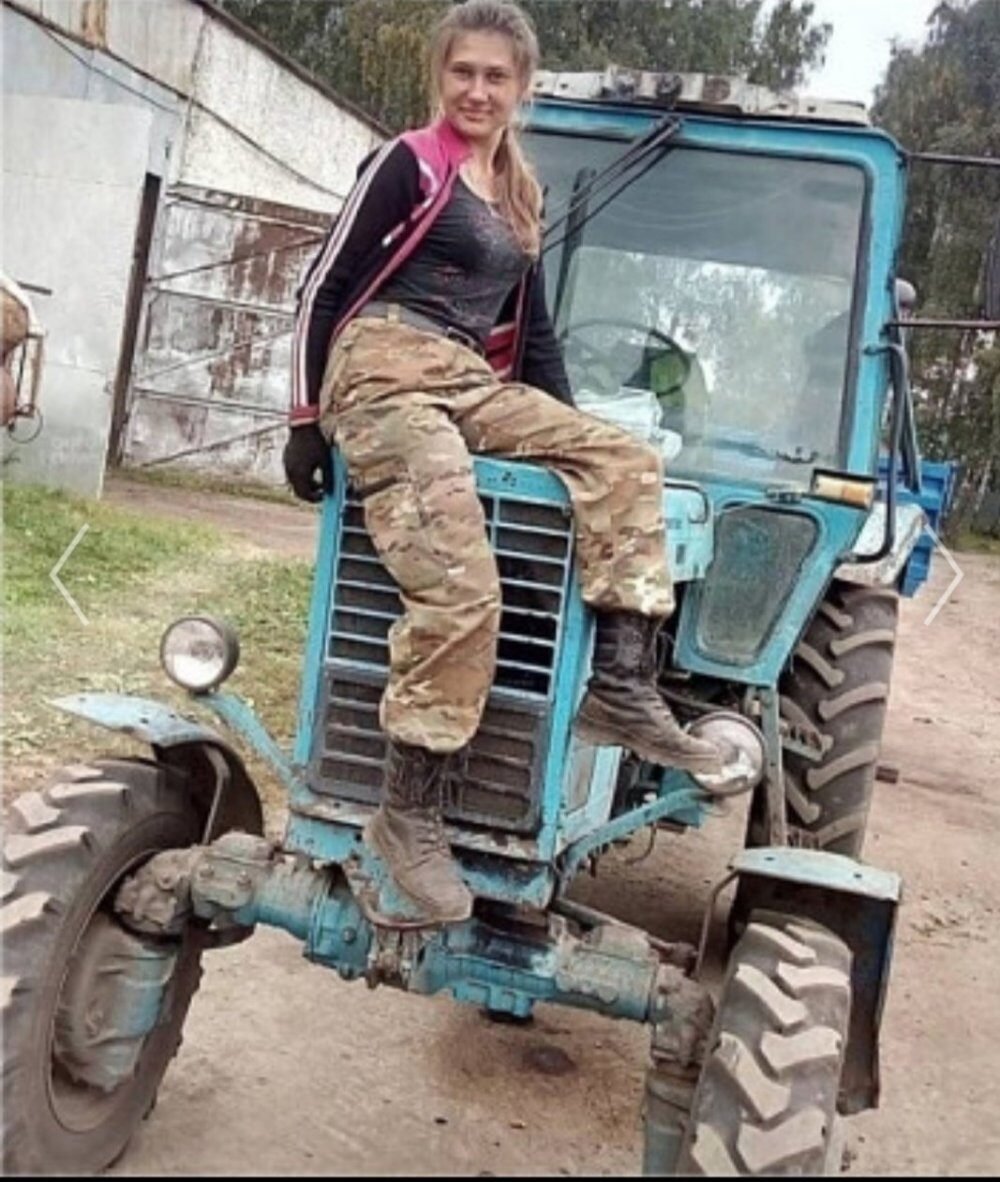 Женщина тракторист