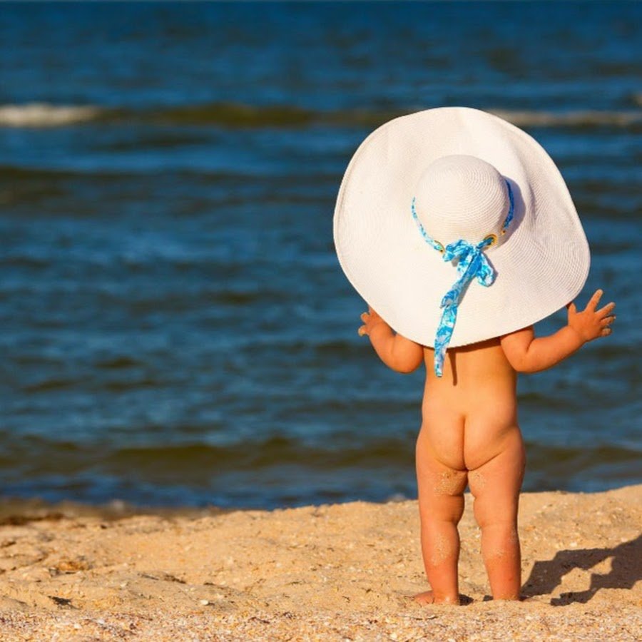 Ребенок в шляпе на пляже