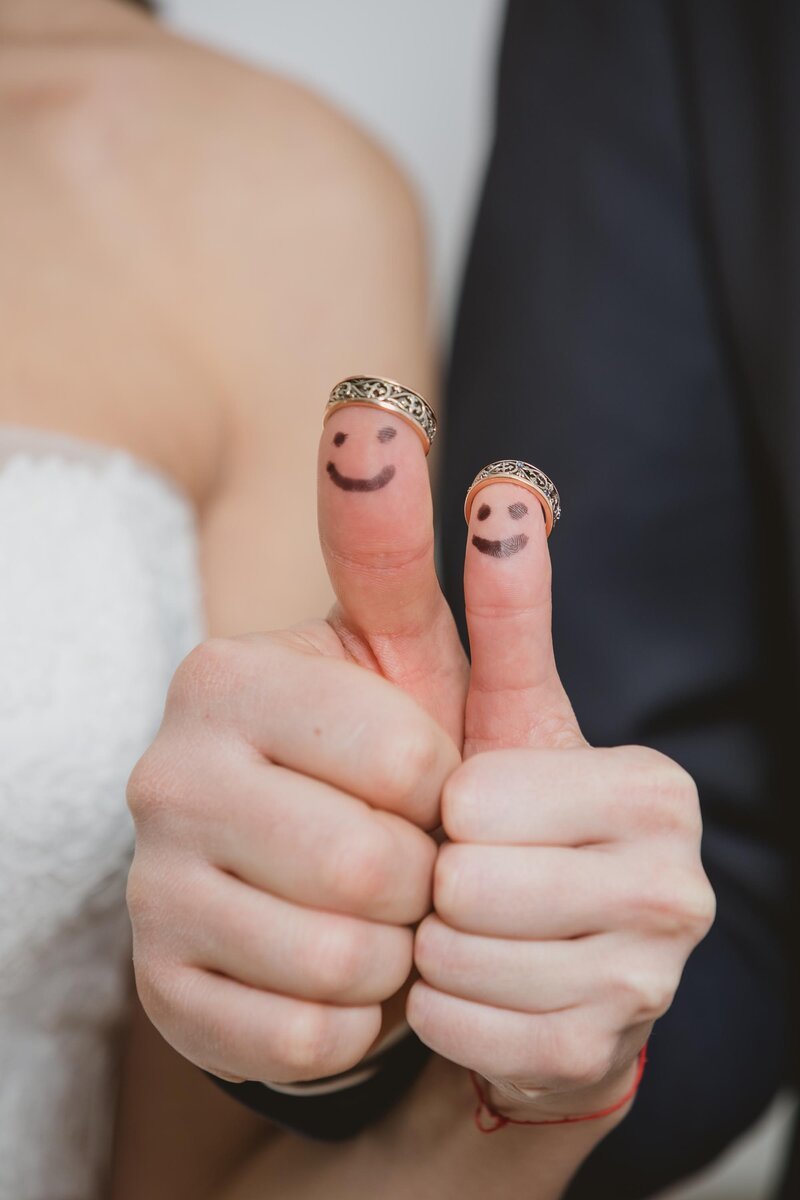 Пальцы жених и невеста