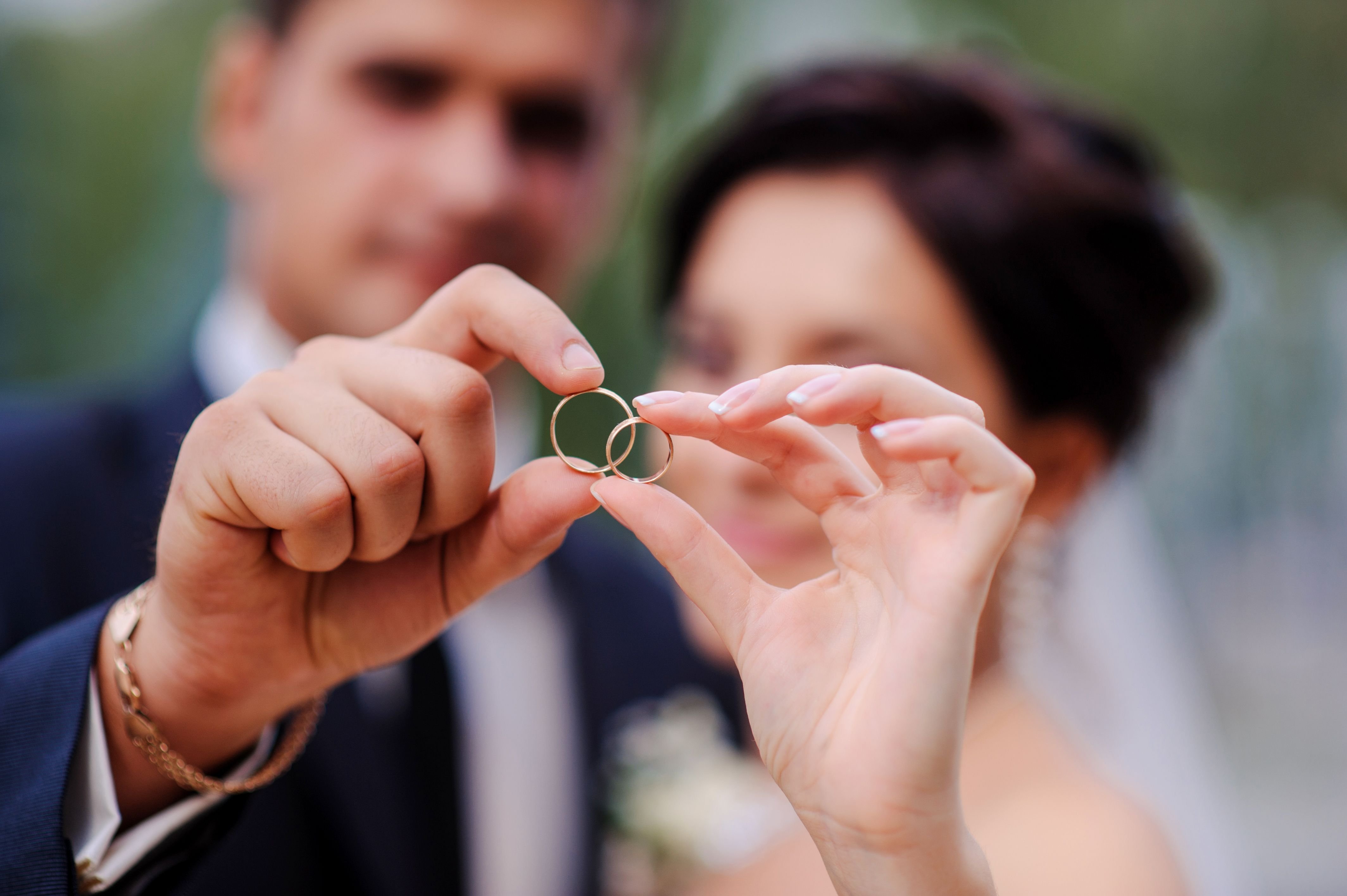 Вступления в брак а также. Свадебные кольца. Кольца жениха и невесты. Брак. Жених с кольцом.