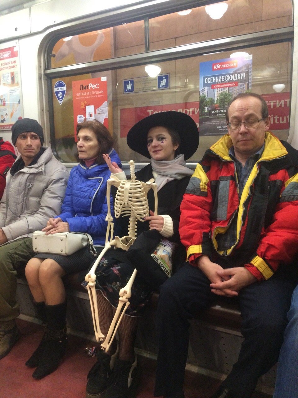 Странные люди в Московском метро