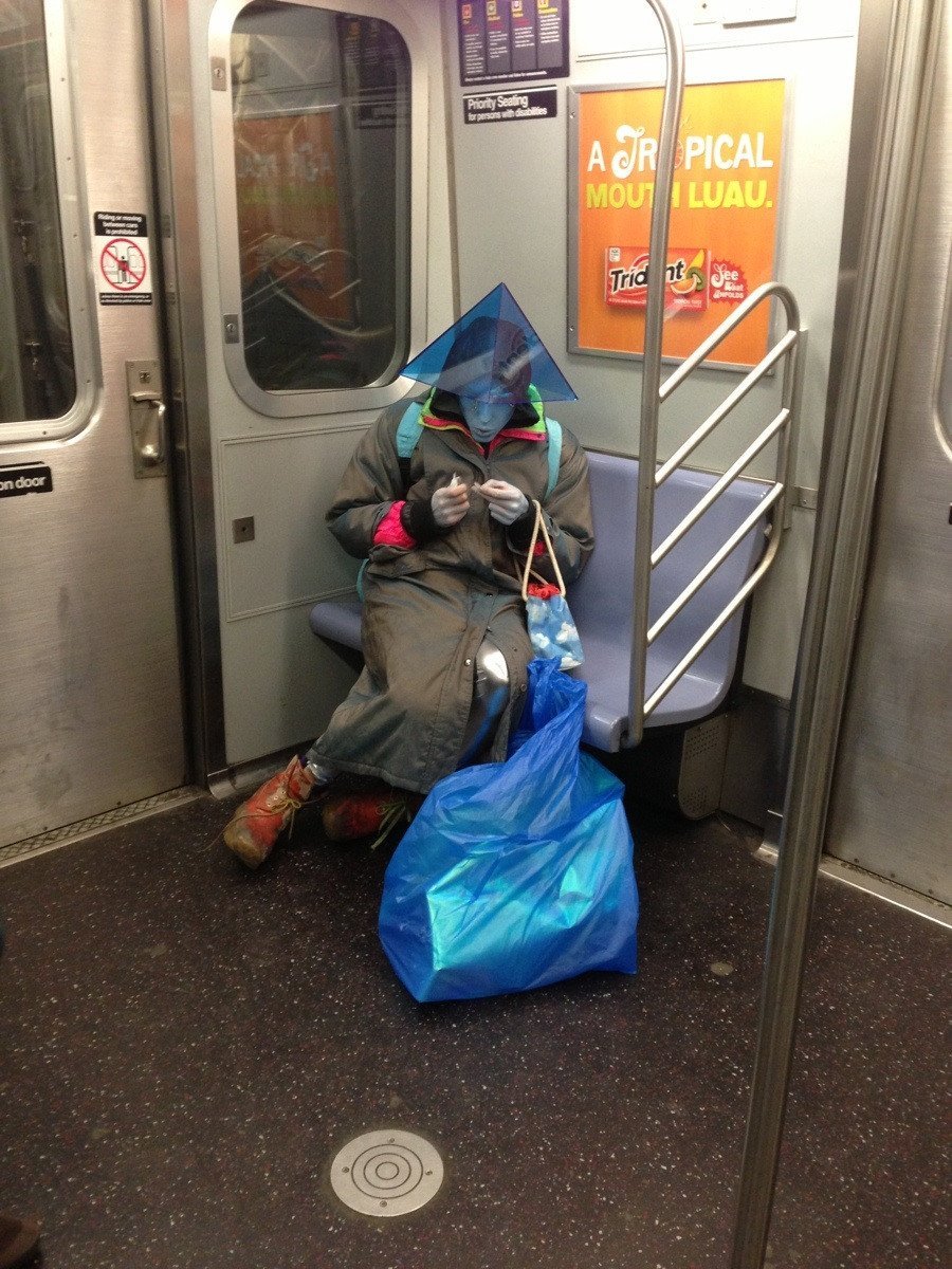 Странная одежда в метро