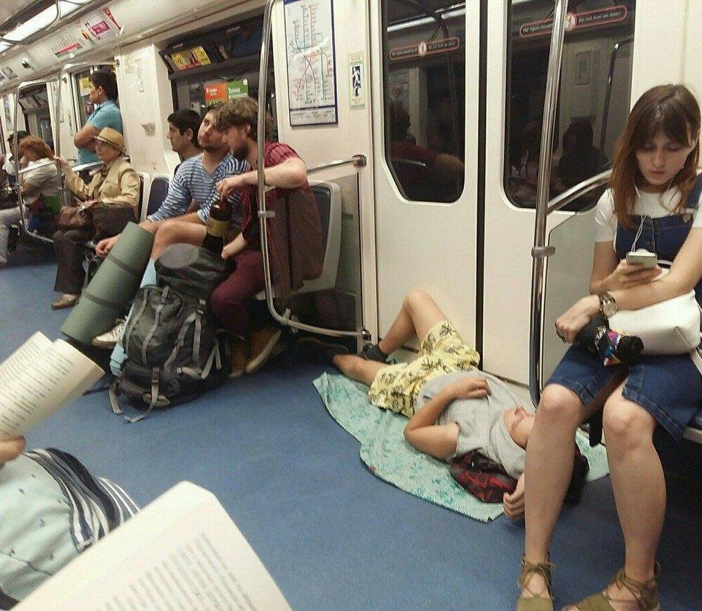 Сидит в метро