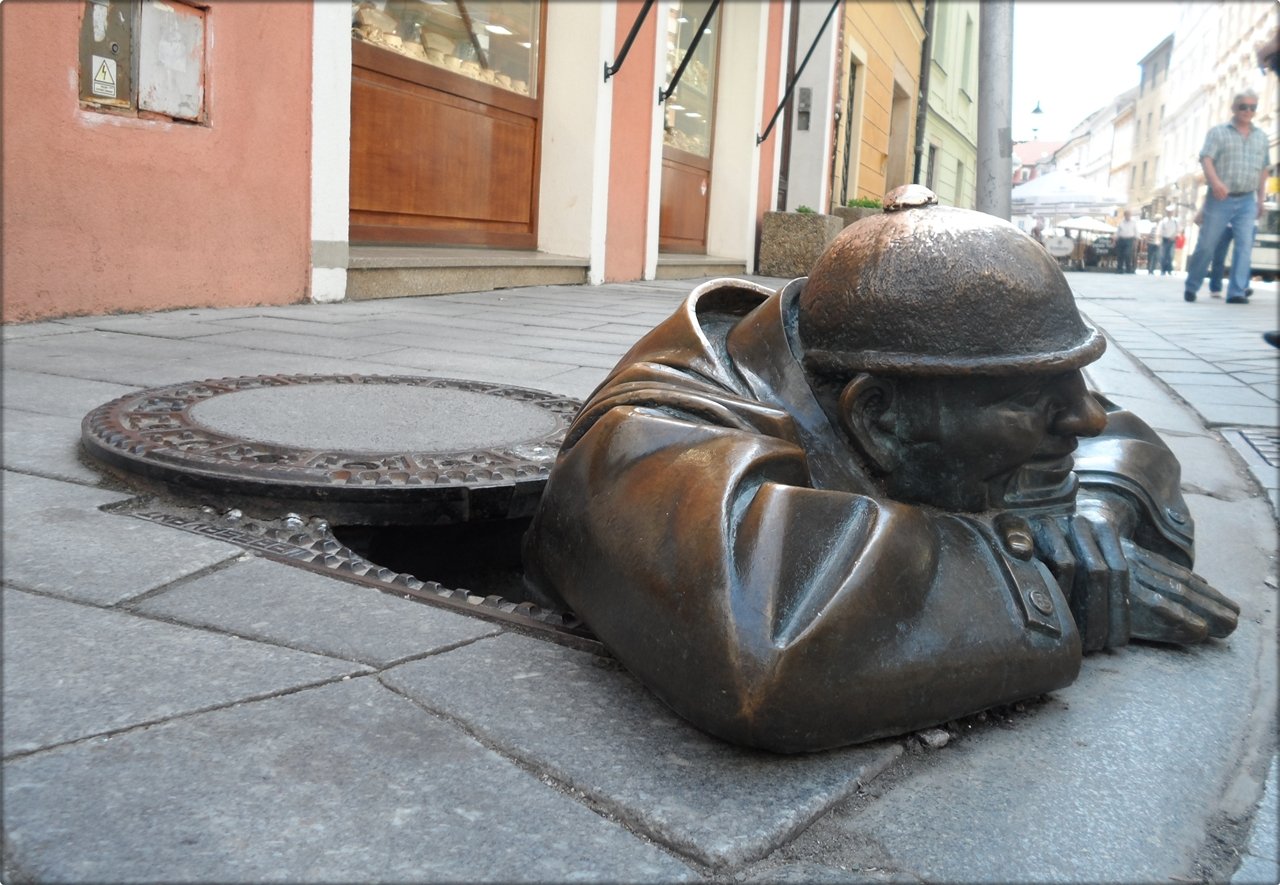 Почему люди создают необычные памятники. Памятники Братиславы. Современная городская скульптура. Забавные памятники.