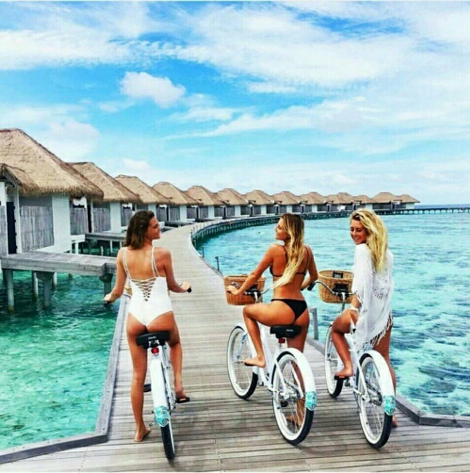 Мальдивы девушка на велосипеде