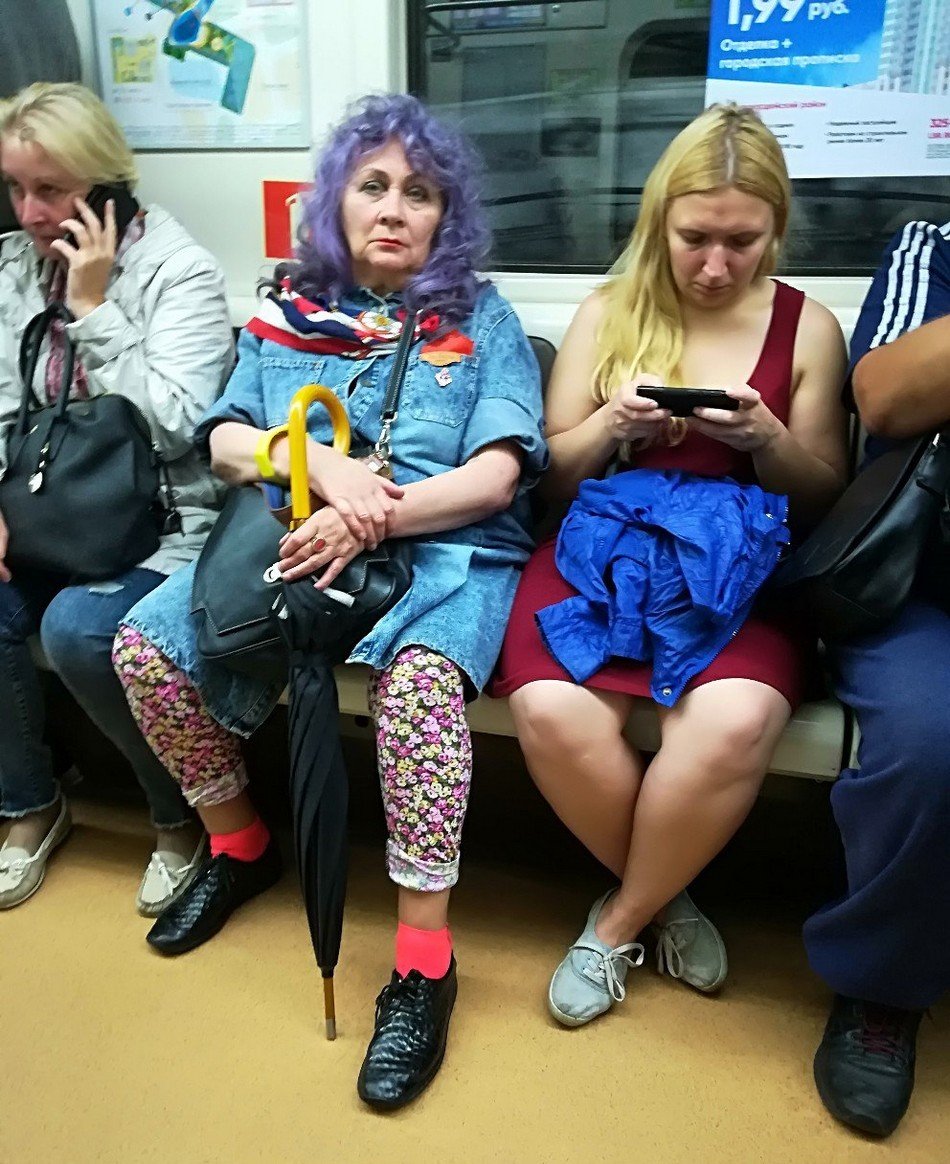 Странные модницы в метро