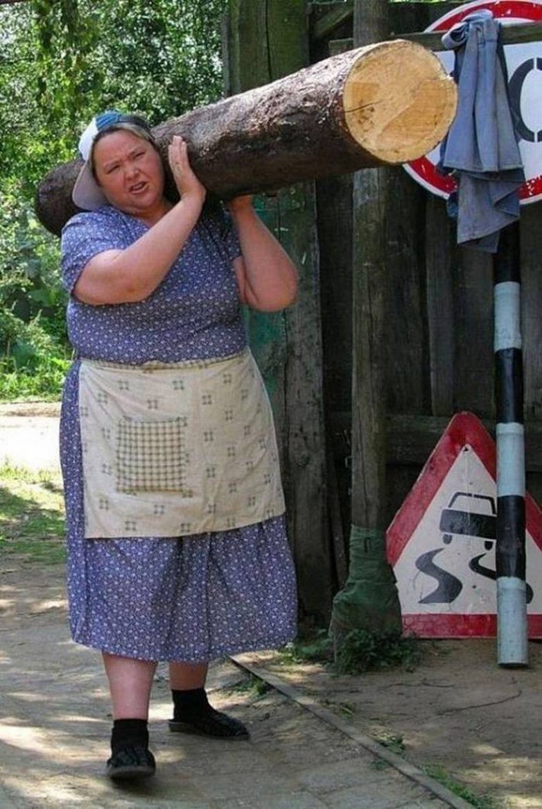 Русская женщина с бревном