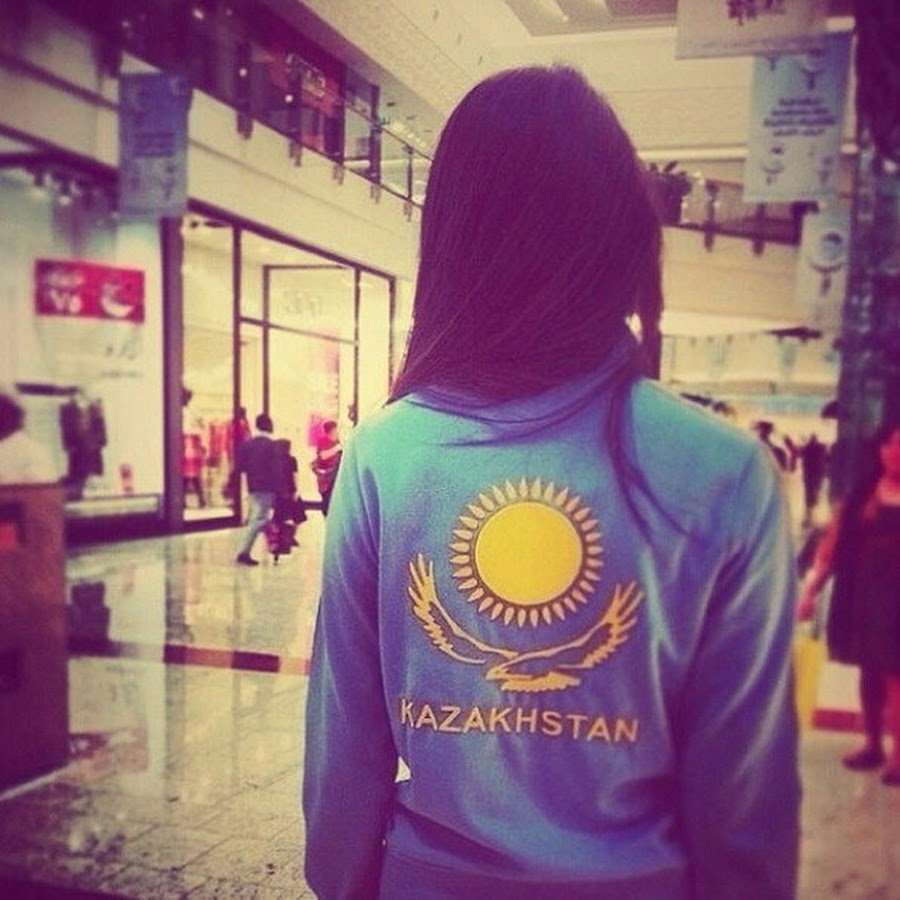 Девушка с казахским флагом