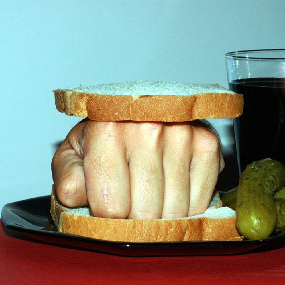Бутерброд в руке