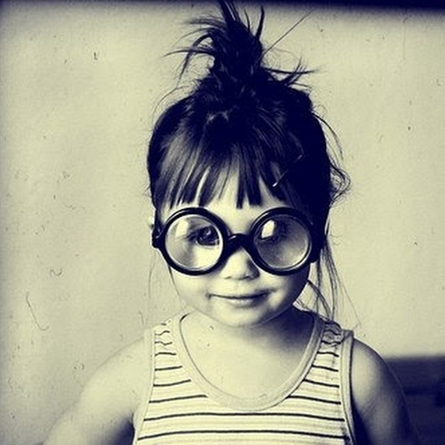 Маленькая девочка в очках смешная