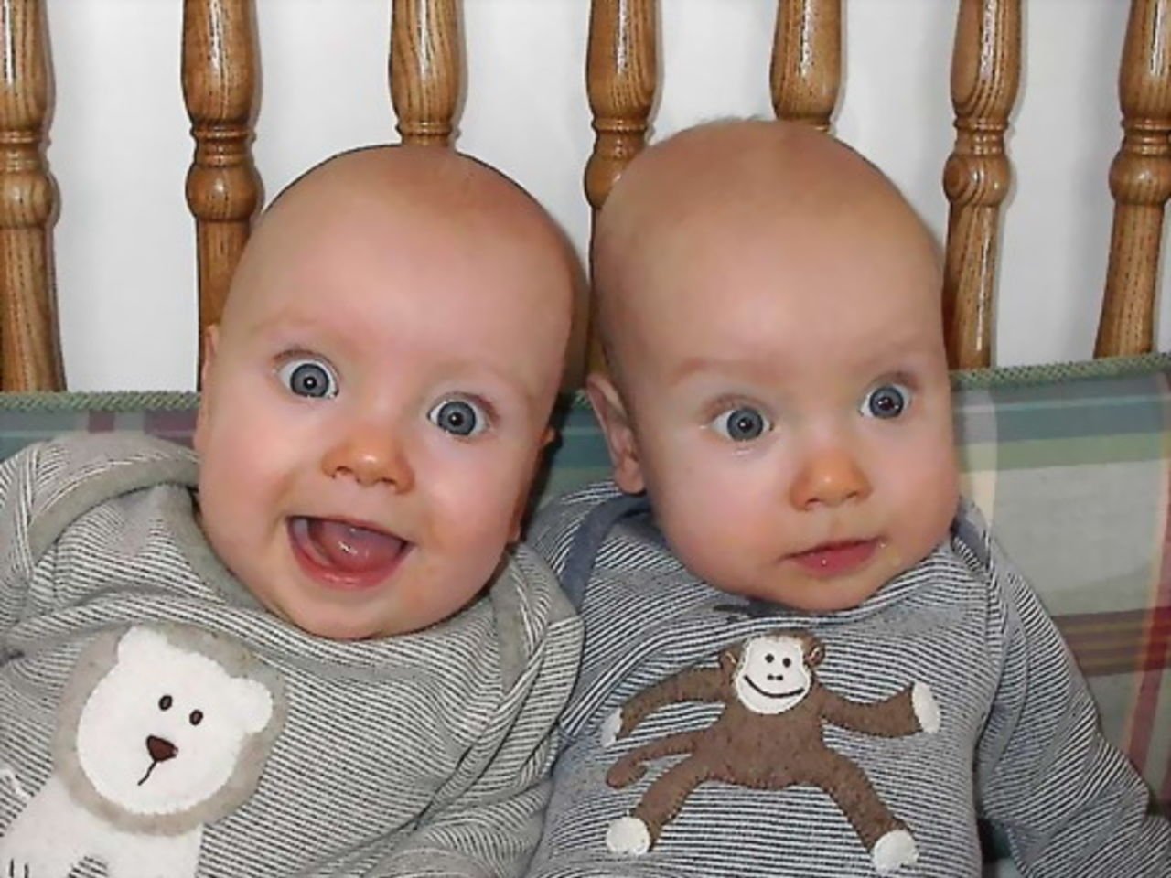 Обиженный близнецы. Близнецы дети. Близнецы фото. Смешные двойняшки. Смешные малыши Близнецы.