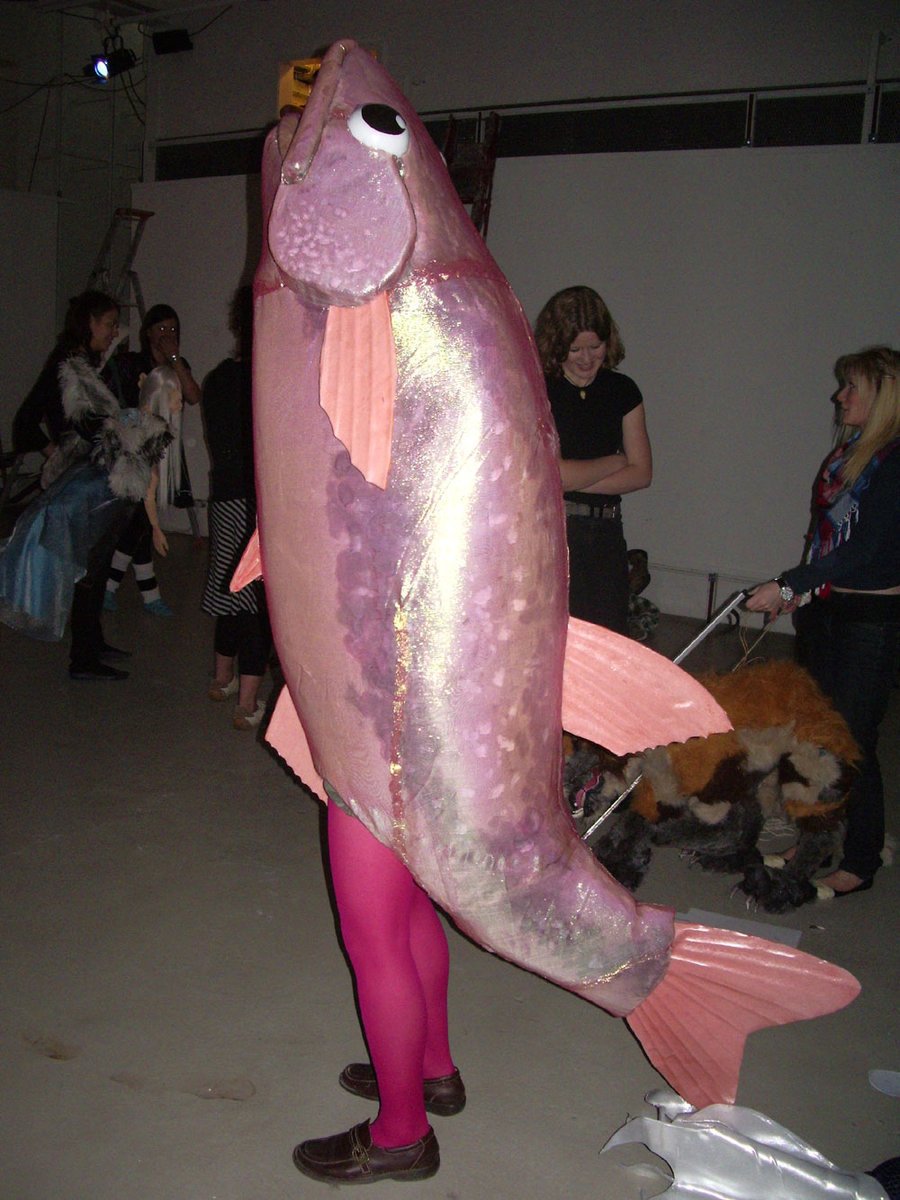 Человек в костюме рыбы