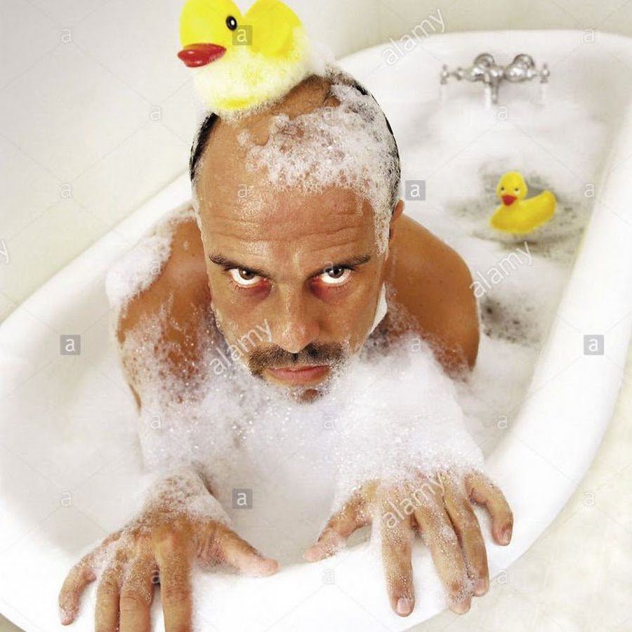 Смешной человек в ванне