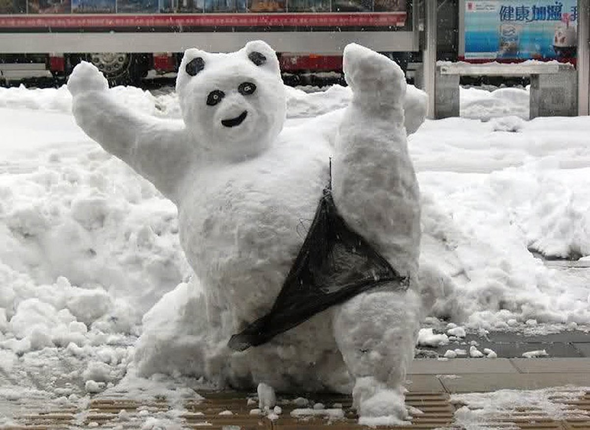 Снег смешная картинка. Фигуры из снега. Смешные снежные фигуры. Смешные фигурки из снега. Необычные фигуры из снега.
