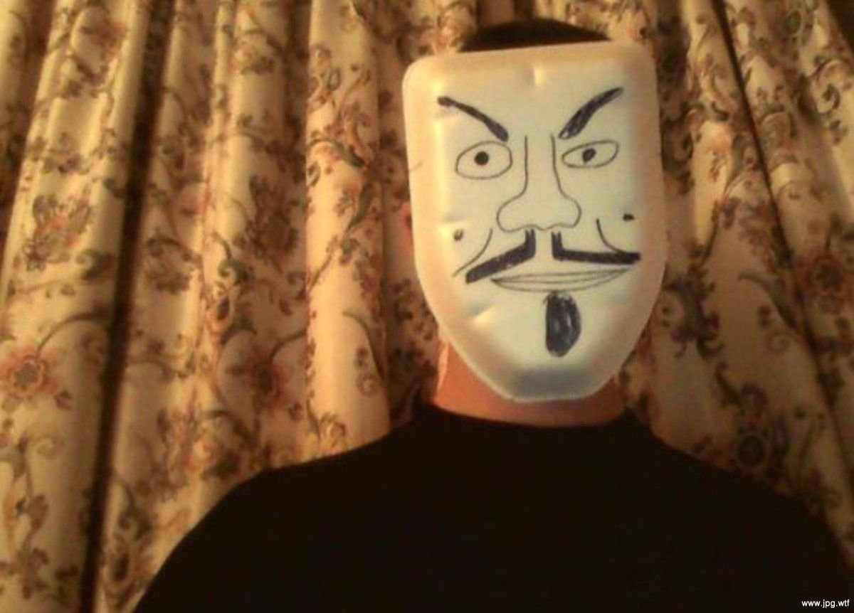 Глупые маски. Маска анонима. Смешные анонимусы. Школьник в маске Гая Фокса.