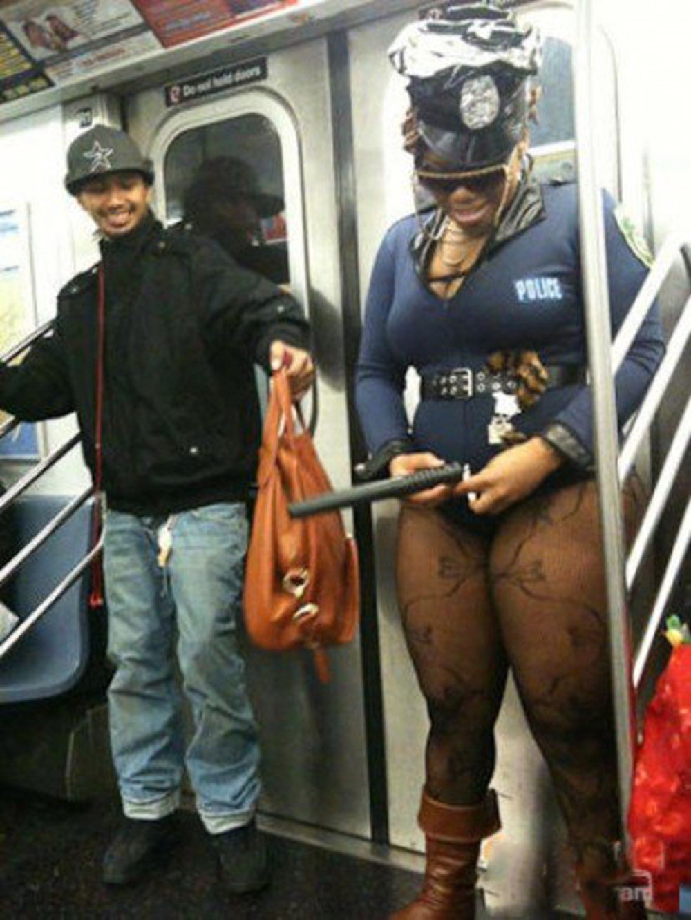 негр в метро женщина