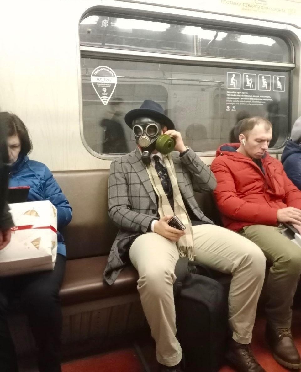 Мужчины в Московском метро