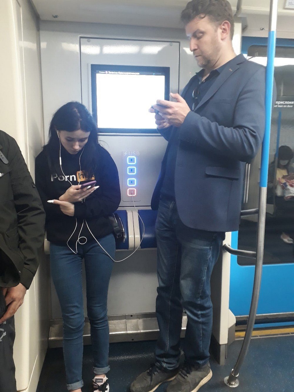 Люди в масках в метро