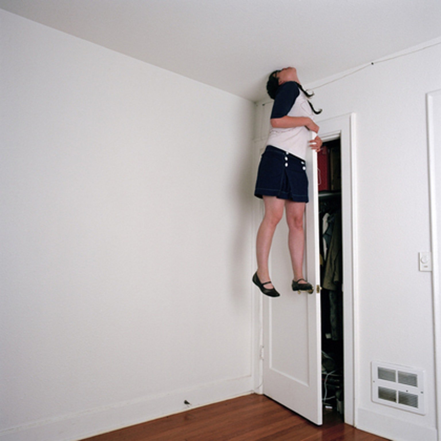 Тянуть стучать. Человек карабкается на стену. Человек уперся в потолок. Прикольный потолок. Девушка упирается в потолок.