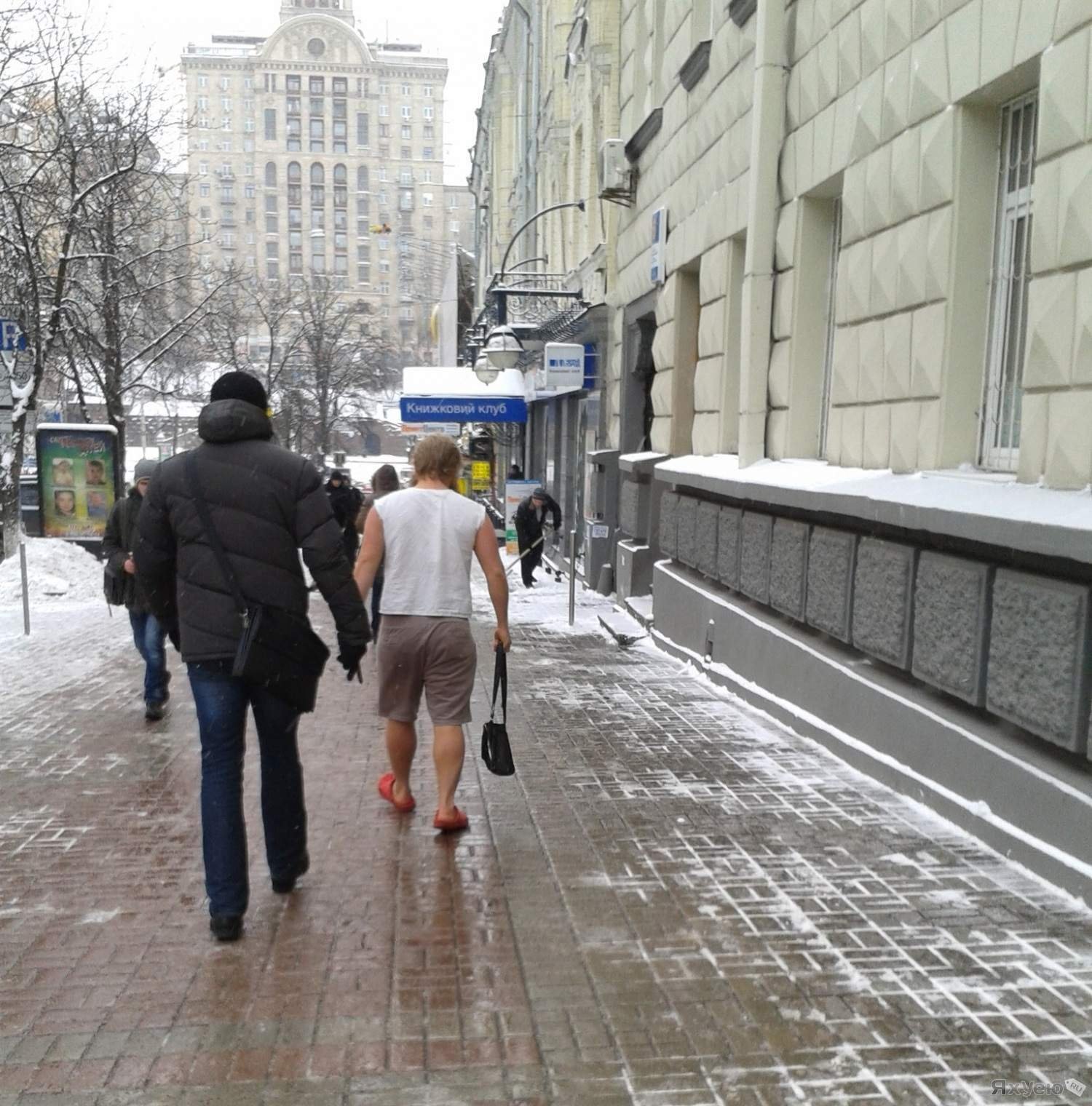 Смешное про погода. Приколы про погоду. Погу. Человек в шортах зимой. Шутки про погоду.