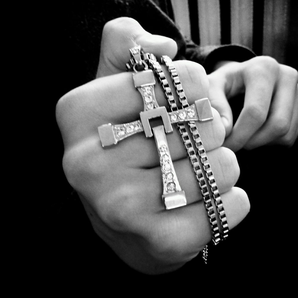 Крест с цепью в руке