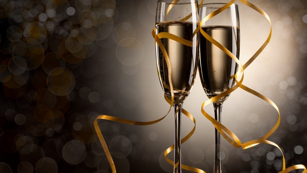 Новогоднее шампанское с бокалами